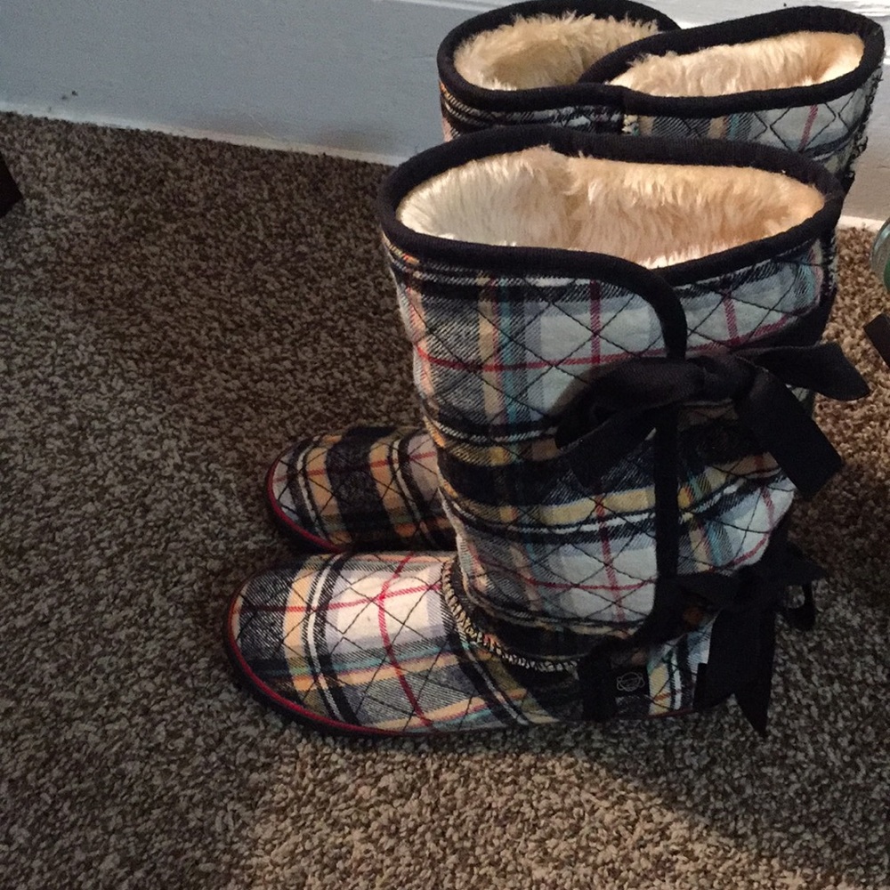 Boots - Picture 2 of 3